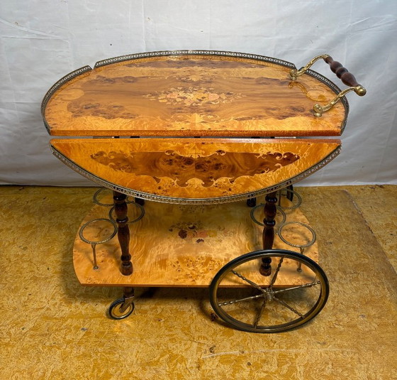 Vintage Italiaanse Sorrento Inleg Walnoot Serveerwagen | Circa jaren 70 | Koperen Details. – Wood (photo 7 of 13)