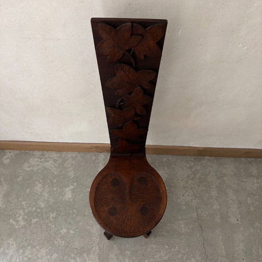 Silla de roble tallada