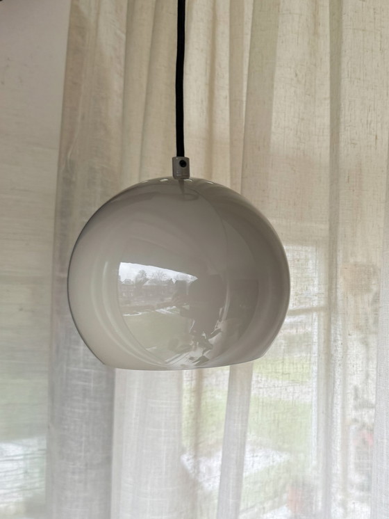 Image 1 of Set van 2 Frandsen Ball hanglampen | Glanzend warmgrijs | Nieuw in doos