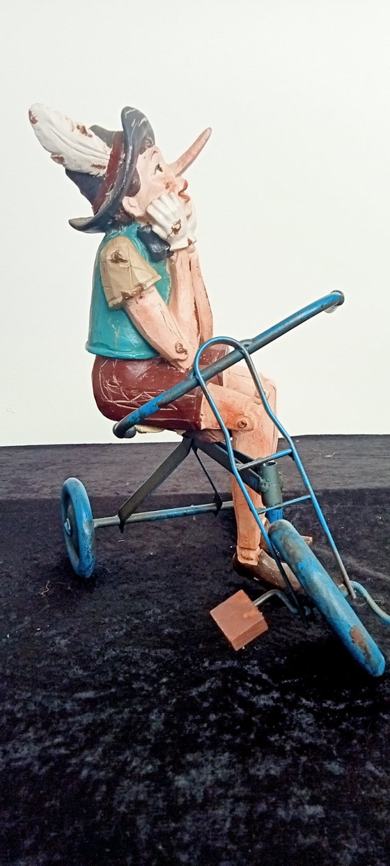 Image 1 of Objet de collection : Statue artisanale de Pinocchio sur un tricycle