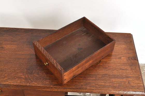 Image 1 of Table d'appoint ancienne en chêne avec tiroirs, années 1900