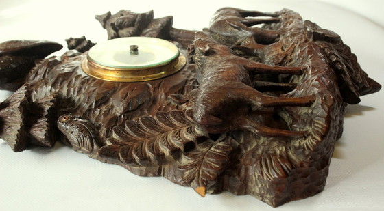 Image 1 of Sculpture ancienne des années 1930 - travail artisanal élaboré en relief sur bois avec baromètre