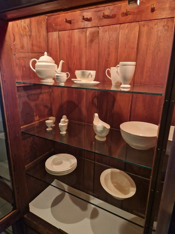 Image 1 of Vitrina o aparador de porcelana clásico de madera.