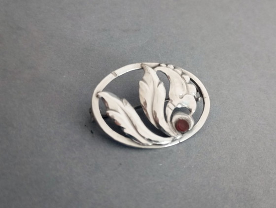 Image 1 of Broche de plata Art Nouveau/Art Déco de Bernhard Hertz con piedra de ágata roja. Copenhague, Dinamarca, 1910.