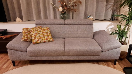 Sofá Modena de 2 plazas muy espacioso de Montel en tela marrón jaspeada.