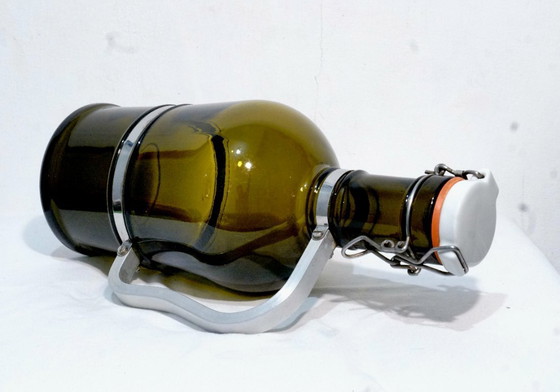 Image 1 of Gourde à bière vintage en verre ambré de 2 litres avec poignée en métal