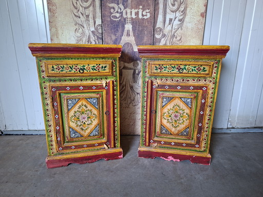 Handgeschilderde oosterse nachtkastjes afm: 50x31cm en 77cm hoog.