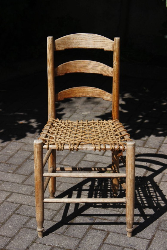 Image 1 of Handwerklich gefertigter Bauernhofstuhl primitives Design Ende 19.