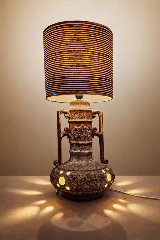 Vintage keramische vloerlamp / grote tafellamp in fat-lava stijl – jaren 60/70 – sculpturale voet met lichtopeningen