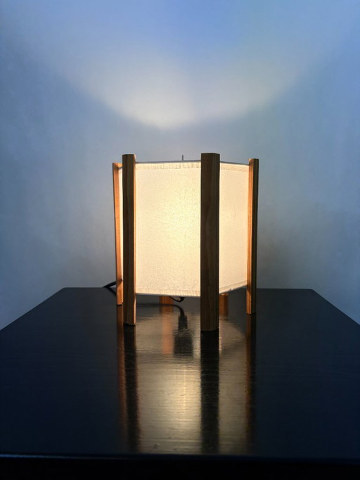 Japanisch-inspirierte Tischlampe