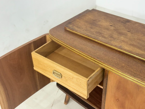 Image 1 of Buffet vintage de luxe – Buffet style milieu du siècle avec détails dorés et bois précieux