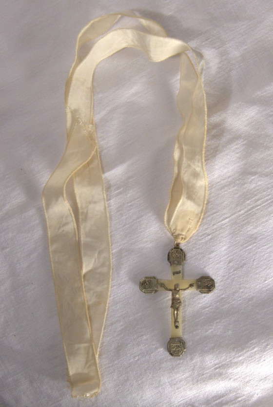 Croce da comunione antica in madreperla e metallo argentato – Regali (photo 3 of 5)