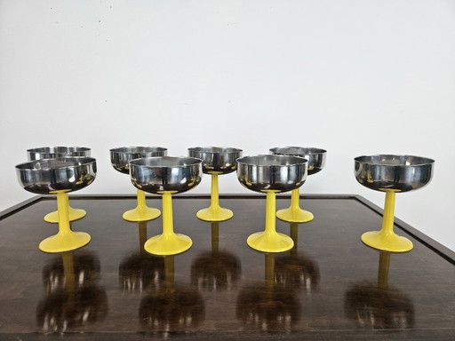 Ocho vasos de helado vintage de plástico y metal.