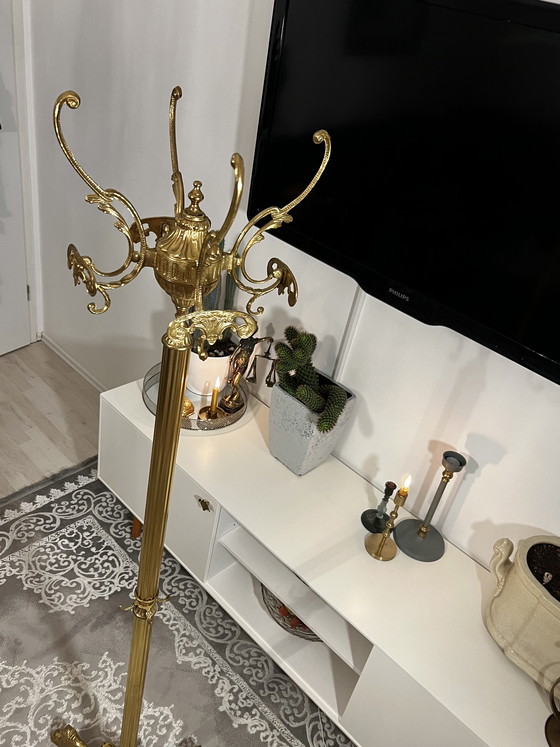 Image 1 of Armario Art Nouveau Hollywood Regency con perchero giratorio de latón dorado