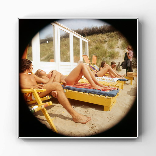 1 photographie de plage prise au fisheye, style milieu du XXe siècle, Pays-Bas, années 1970