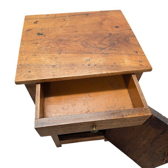 Image 1 of Antiker französischer Nachttisch aus Nussbaumholz, erste Hälfte des 19. Jahrhunderts