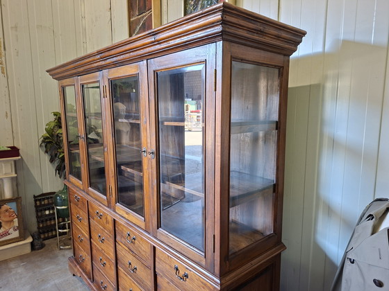 Image 1 of Antiker klassischer englischer Vitrinenschrank, Kommode, Ladenschrank, Apothekerschrank mit den Maßen 213x52 und 192cm Höhe.
