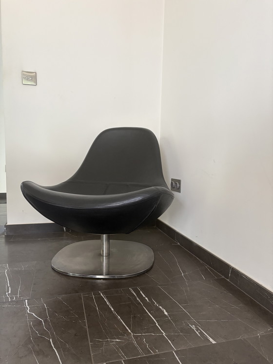 Fauteuil vintage IKEA en cuir noir | Pièce de collection rare, vers 2000 | Piètement chromé, forme du coussin (photo 2 of 5)