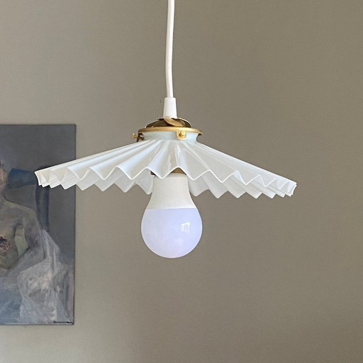 Lámpara colgante antigua con pantalla de cristal opalino blanco plisado