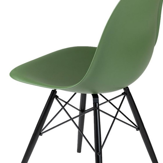 Image 1 of Vitra Eames Plastic Side Chair, esdoorn zwart/groen
