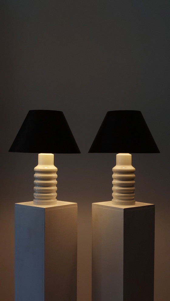 Een paar vintage porseleinen VEB-tafellampen uit het midden van de vorige eeuw met lampenkap van imitatieleer. (photo 5 of 7)