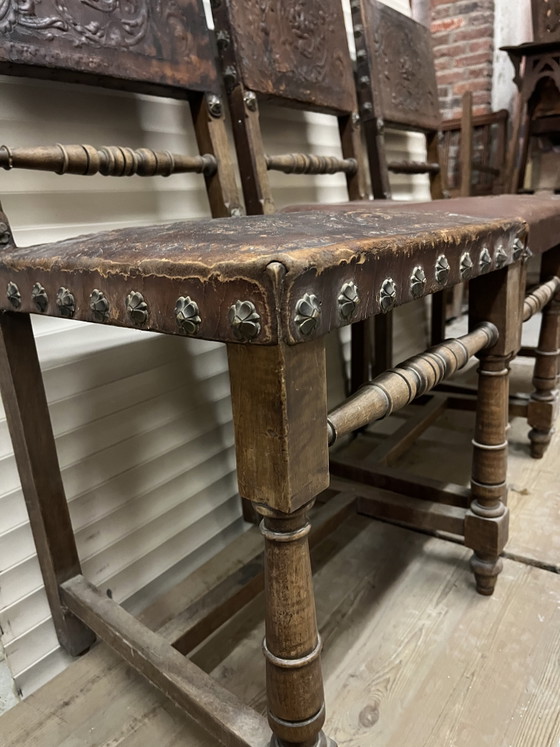 Prachtig antieke set stoelen cuir repoussé metalen siernagel – Eetkamerstoelen, Leather (photo 6 of 14)