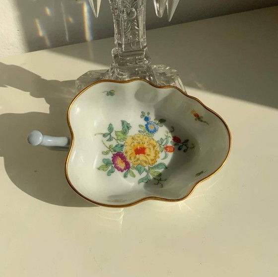 Image 1 of Coppia di antichi piatti giapponesi in porcellana Kutani a forma di foglia – Era Meiji/Taisho – Dipinti a mano e dorati