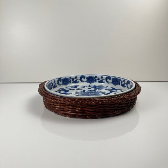 Image 1 of Set of 6 ceramic serving platters in white and blue floral pattern with woven wicker mount, 1970/80