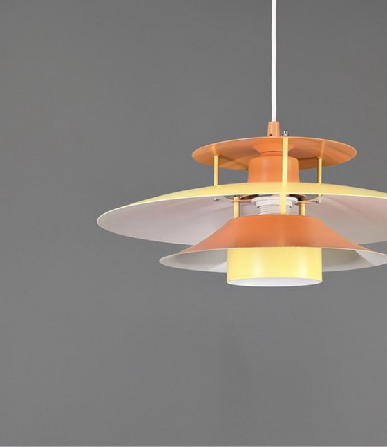 Pendelleuchte im Mid-Century-Modern-Stil aus gelbem und orangefarbenem Metall, Dänemark, 1970er Jahre (photo 5 of 9)