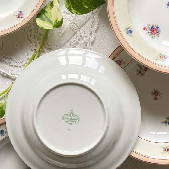Image 1 of Set van 6 kleine soepborden Limoges Kleine bloemen en vergulding Antiek porselein Charles Ahrenfeldt