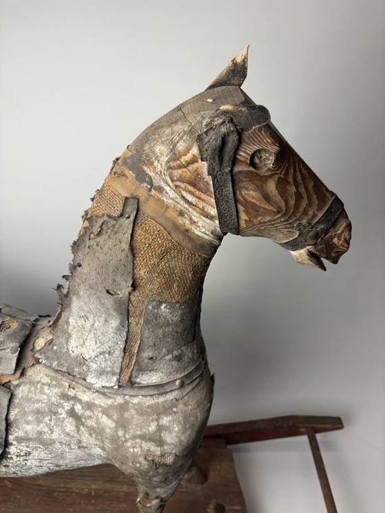 Image 1 of Antico cavallo da tiro in legno su slitta con rivestimento in tessuto e pelle – circa fine XIX/inizio XX secolo