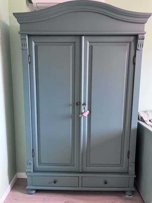 Armoire vintage pleine de charme