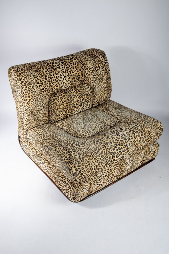 Image 1 of Sedie italiane con struttura in legno e tessuto leopardato, Italia anni '80 (2 disponibili)