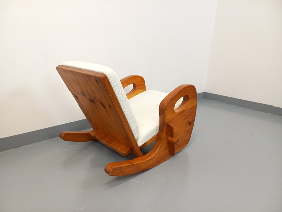 Image 1 of 50's Brutalistische Jean Touret schommelstoel in massief grenen en Bouclette stof