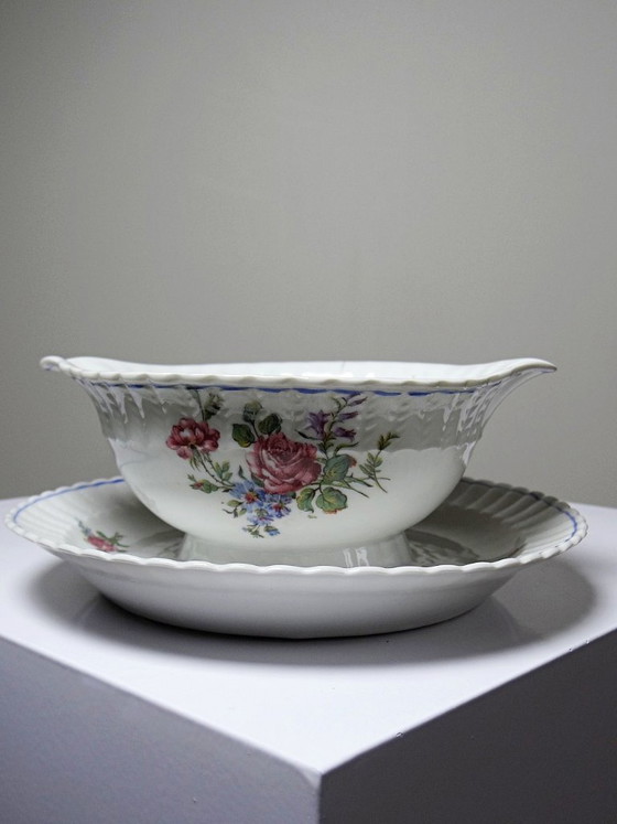 Image 1 of 28-piece Bernardaud Limoges porcelain dinner service with floral decoration, 1920s-1950s
