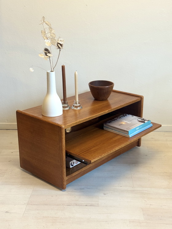 Image 1 of Tavolino laterale vintage danese in teak per mobili audio/TV