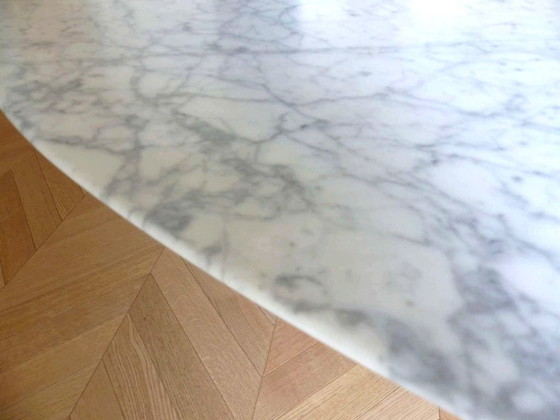 Image 1 of Table " Saarinen Dining Table - Oval " en marbre Statuarietto satiné by KNOLL design Eero Saarinen - 244 cm