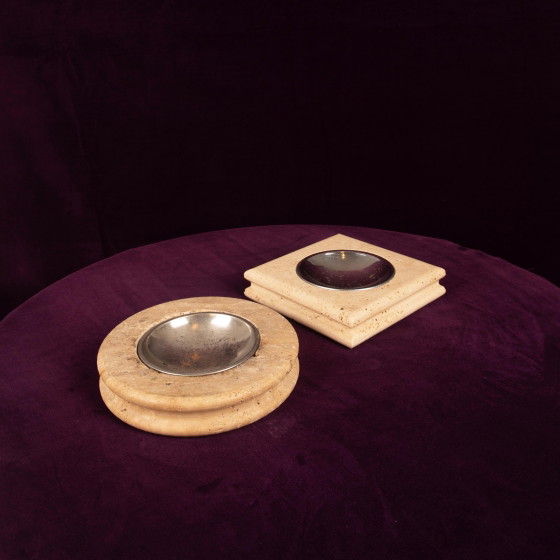 Pair of Italian Travertine Ashtrays / Vide-Poches, round and square 1970 – Table accessories, Metal (photo 13 of 20)