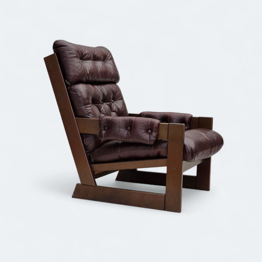 1970, Scandinavische fauteuil met hoge rugleuning, bruin meubelleder, donker beukenhout.