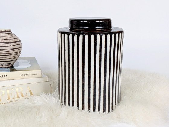 Image 1 of Recipiente de cerámica de mediados de siglo con tapa y rayas marrones y crema