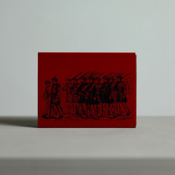 Caja de cigarrillos Piero Fornasetti „Soldados Marchando“ en metal esmaltado y caoba, Milán, años 50 (photo 6 of 19)