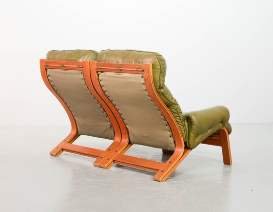 Image 1 of Comodísimo sofá lounge Rybo Rykken de dos plazas en cuero verde oliva de estilo escandinavo, de Elsa y Nordahl Solheim, años 60.