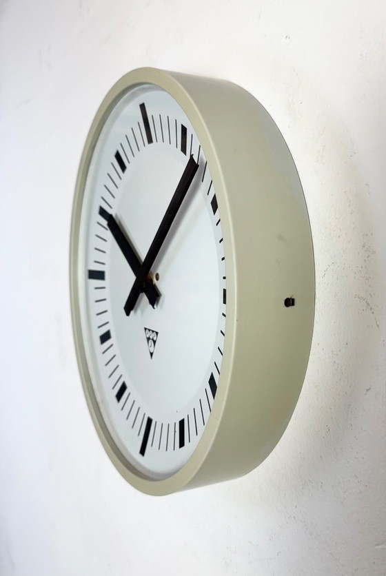 Image 1 of Orologio da parete industriale in bachelite grigia di Pragotron, anni '70