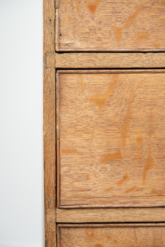 Image 1 of Grande cassettiera antica inglese in rovere chiaro del XVIII secolo.