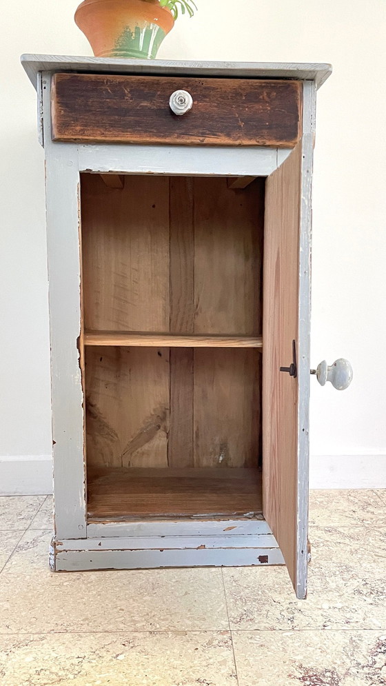 Image 1 of Antiek grijs houten nachtkastje