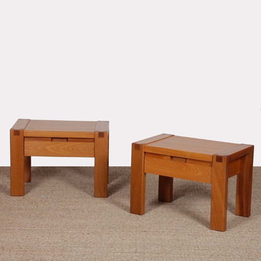 Par de mesitas de noche de olmo macizo producidas por Monopoly, 1980