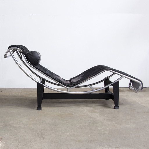 Chaise longue Cassina en chrome avec peau de poney noire