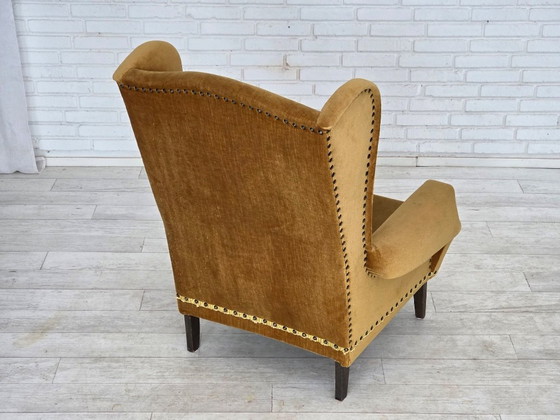 Image 1 of Deense fauteuil met hoge rugleuning uit de jaren 70, bekleed met meubelvelours en voorzien van eikenhouten poten.