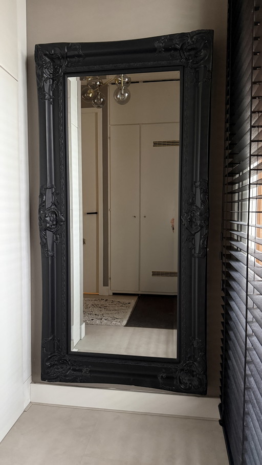 Grande specchio barocco nero decorato a figura intera