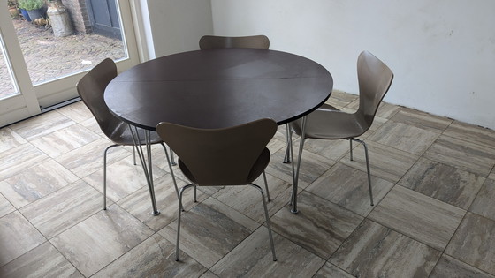 Image 1 of Fritz Hansen Tafel En Vlinderstoelen